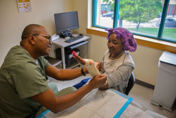 urgent-care Doctor treating a patient wearing a cast